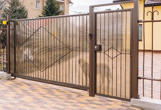 Купить ворота из профлиста с элементами ковки, с металлическими столбами в рамке или под дерево в Братске от 152475 руб