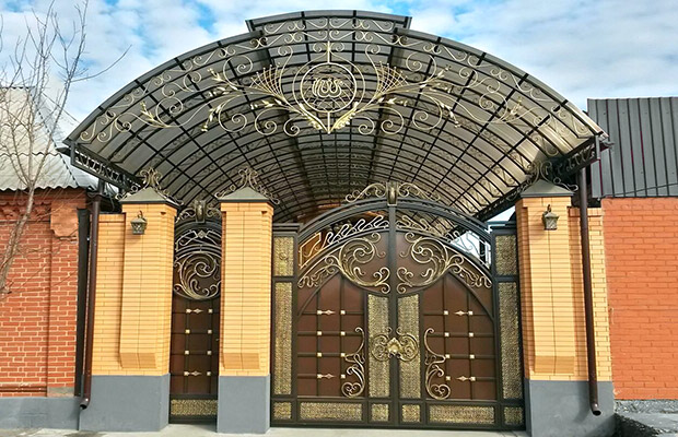 Купить или заказать ворота для дома с навесом - стильные и надежные решения для вашего участка в Братске от 41321 руб | ВоротМастер-Брт